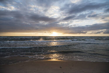 Deutschland, Darss, Weststrand Sandstrand bei malerischem Sonnenuntergang - MYF02325