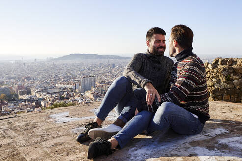 Glückliches schwules Paar am Wochenende auf dem Aussichtspunkt, Bunkers del Carmel, Barcelona, Spanien - VEGF03656