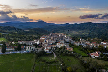 Italy, Tuscany, Grosseto province, Torniella, Piloni, Aerial view of mountain village - AMF08986