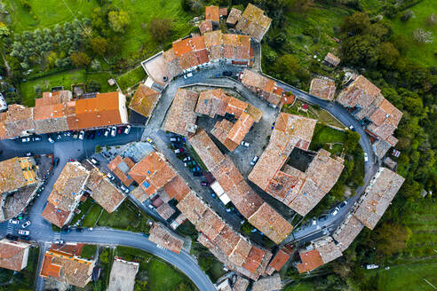 Italien, Toskana, Provinz Grosseto, Torniella, Piloni, Luftaufnahme eines Bergdorfes - AMF08990