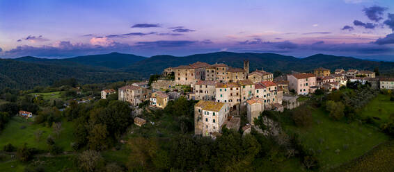 Italy, Tuscany, Grosseto province, Torniella, Piloni, Aerial view of mountain village - AMF08992