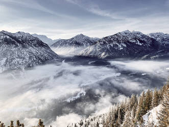 Deutschland, Bayern, Ammergauer Alpen, Teufelstattkopf, Berge am Wintertag - RBF08051