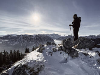 Deutschland, Bayern, Ammergauer Alpen, Teufelstattkopf, Tourist beim Bergwandern an einem Wintertag - RBF08052