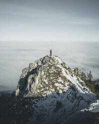 Deutschland, Bayern, Ammergauer Alpen, Teufelstattkopf, Tourist beim Bergwandern an einem Wintertag - RBF08054