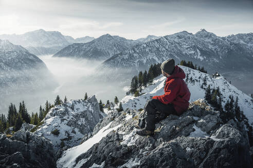 Deutschland, Bayern, Ammergauer Alpen, Teufelstattkopf, Touristenwanderung in den Bergen am Wintertag - RBF08072