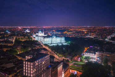 Luftaufnahme einer Stadtlandschaft mit zeitgenössischen beleuchteten Gebäuden am dunklen Abend in Madrid - ADSF20332