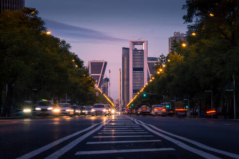 Wunderschöner Blick auf eine asphaltierte Straße mit Autos in der Abenddämmerung in Madrid - ADSF20336