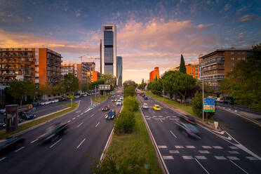 Wunderschöner Blick auf eine asphaltierte Straße mit Autos am Abend in Madrid - ADSF20337