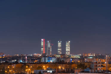 Friedlicher Blick auf Madrid mit den Skylines des Geschäftsviertels Cuatro Torres unter dem Nachthimmel - ADSF20351