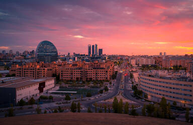 Wunderschöne lebendige Sonnenuntergang über Wohngebäude und Wolkenkratzer in der modernen Stadt Madrid - ADSF20355