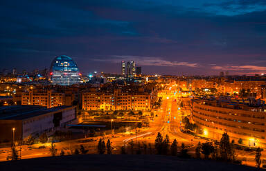 Wunderschöne lebendige Sonnenuntergang über Wohngebäude und Wolkenkratzer in der modernen Stadt Madrid - ADSF20356