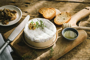 Gebackener Camembert auf Holztisch serviert - ADSF20432