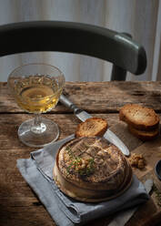 Gebackener Camembert auf Holztisch serviert - ADSF20435