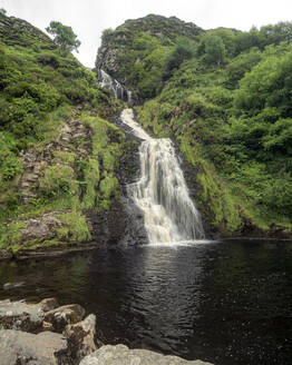 Landschaftlicher Blick auf den Assaranca-Wasserfall in Donegal, Irland - BIGF00087