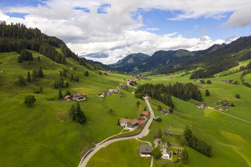 Schweiz, Berner Oberland, Berge und Dorf im Tal - TAMF02793