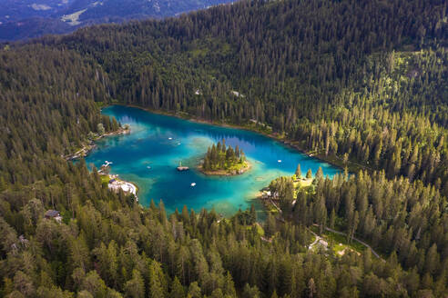 Schweiz, Graubünden, Caumasee, Luftaufnahme des Sees - TAMF02794