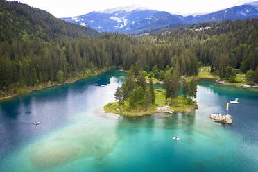 Schweiz, Graubünden, Caumasee, Luftaufnahme des Sees - TAMF02796