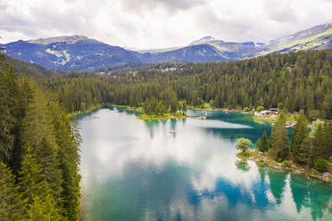 Schweiz, Graubünden, Caumasee, Luftaufnahme des Sees - TAMF02797