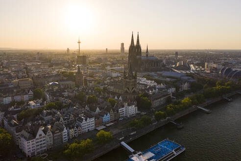 Deutschland, Köln, Rhein, Blick auf Fluss und Stadt bei Sonnenuntergang - TAMF02798
