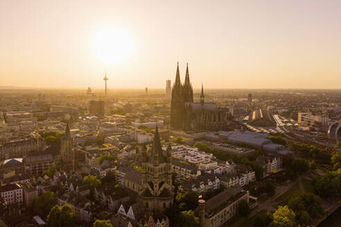 Deutschland, Köln, Rhein, Blick auf Fluss und Stadt bei Sonnenuntergang - TAMF02799