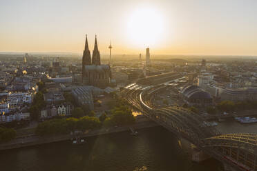 Deutschland, Köln, Rhein, Blick auf Fluss und Stadt bei Sonnenuntergang - TAMF02800