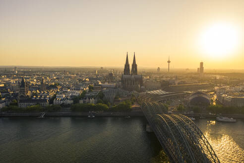 Deutschland, Köln, Rhein, Blick auf Fluss und Stadt bei Sonnenuntergang - TAMF02801