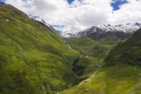 Schweiz, Furkapass, James Bond Street, Berge und Straße im Tal - TAMF02802