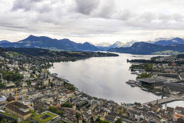 Schweiz, Luzern, Luftaufnahme der Stadt in der Nähe von Bergen und See - TAMF02807