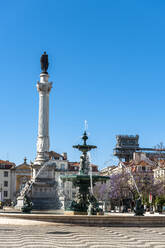 Portugal, Lissabon, Rossio, Praca Dom Pedro IV mit Säule von Pedro IV und Brunnen - EGBF00596