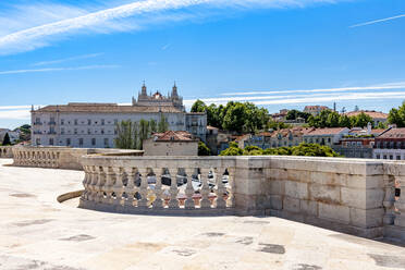 Portugal, Lissabon, Nationales Pantheon und Kloster von Sao Vicente de Fora in der Ferne - EGBF00599