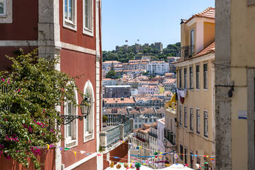 Portugal, Lissabon, Chiado, Calcada do Duque Blick auf die Stadt mit der Burg So Jorge in der Ferne - EGBF00601