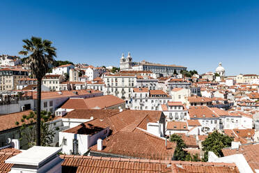 Portugal, Lissabon, Dächer von Gebäuden und das Kloster von Sao Vicente de Fora in der Ferne - EGBF00604