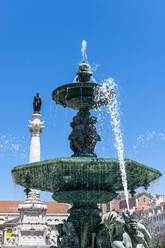 Portugal, Lissabon, Rossio, Brunnen am Praca Dom Pedro IV mit Säule von Pedro IV im Hintergrund - EGBF00607