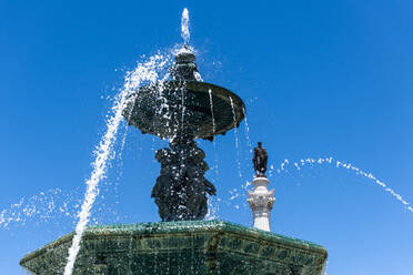 Portugal, Lissabon, Rossio, Brunnen am Praca Dom Pedro IV mit Säule von Pedro IV im Hintergrund - EGBF00608