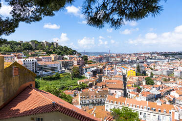 Portugal, Lissabon, Miradouro da Graca, Altstadt mit Burg So Jorge in der Ferne - EGBF00609