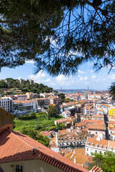 Portugal, Lissabon, Miradouro da Graca, Altstadt mit Burg So Jorge in der Ferne - EGBF00610