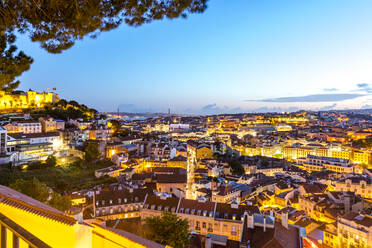 Portugal, Lisbon, Miradouro da Graca, View of city with Sao Jorge Castle and Ponte 25 de Abril at dusk - EGBF00619