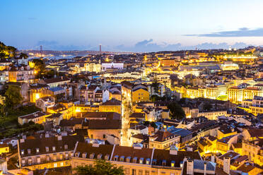 Portugal, Lisbon, Miradouro da Graca, View of city with Ponte 25 de Abril at dusk - EGBF00620