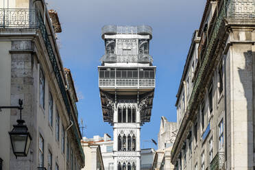 Portugal, Lissabon, Elevador de Santa Justa und alte Stadtgebäude - EGBF00625