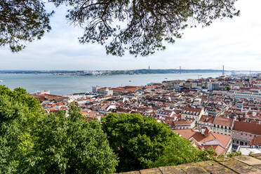 Portugal, Lissabon, Blick auf die Stadt mit der Ponte 25 de Abril am Tejo in der Ferne - EGBF00636