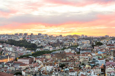 Portugal, Lissabon, Blick auf die Stadt bei Sonnenuntergang - EGBF00638