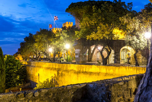 Portugal, Lissabon, Burg So Jorge bei Nacht beleuchtet - EGBF00640