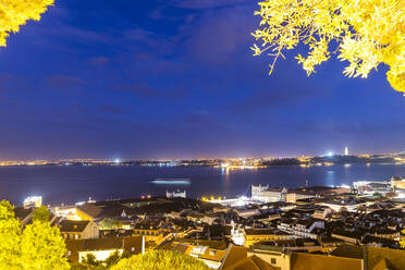 Portugal, Lissabon, Gebäude und der Fluss Tejo bei Nacht - EGBF00644