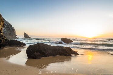Strand mit Felsen bei Sonnenuntergang - EGBF00654