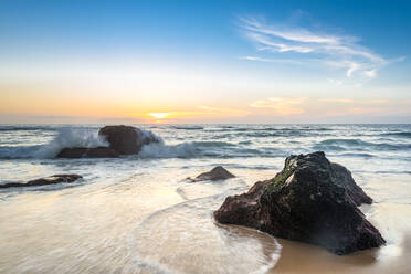 Strand mit Felsen bei Sonnenuntergang - EGBF00655