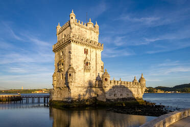 Portugal, Lissabon, Torre de Belem bei Sonnenuntergang - EGBF00660