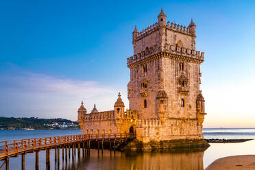 Portugal, Lissabon, Torre de Belem bei Sonnenuntergang - EGBF00662