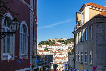 Portugal, Lissabon, Altstadthäuser mit der Burg So Jorge in der Ferne - EGBF00672