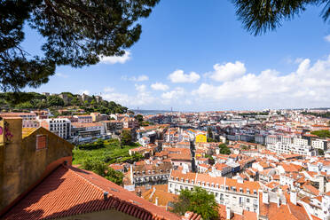 Portugal, Lissabon, Stadtbild mit der Burg So Jorge vom Miradouro da Graca - EGBF00674