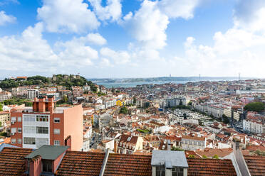 Portugal, Lissabon, Stadtbild mit der Burg So Jorge vom Miradouro da Senhora do Monte - EGBF00675